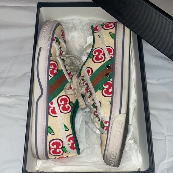 Authentic cherry 🍒 Gucci canvas sneakers - Picture 2 of 7